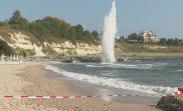 Екип на Военноморските сили обезвреди мината изплувала край плажа в
