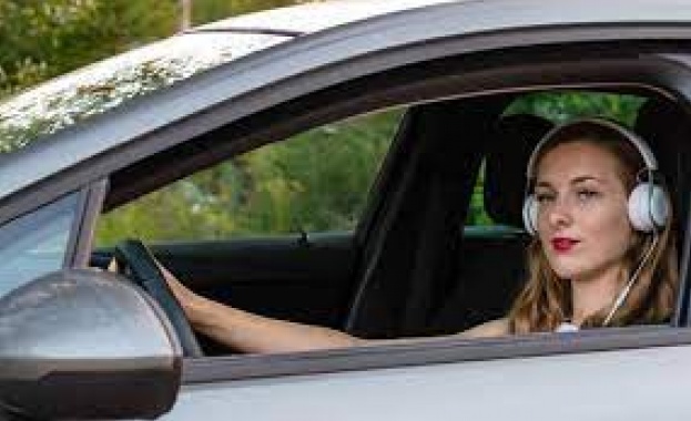 Носенето на слушалки е опасно в трафика!