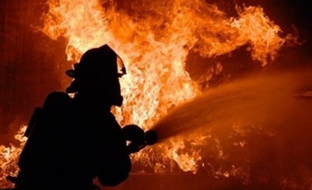 Пожар е избухнал в складова сграда на площад Комсомолская в