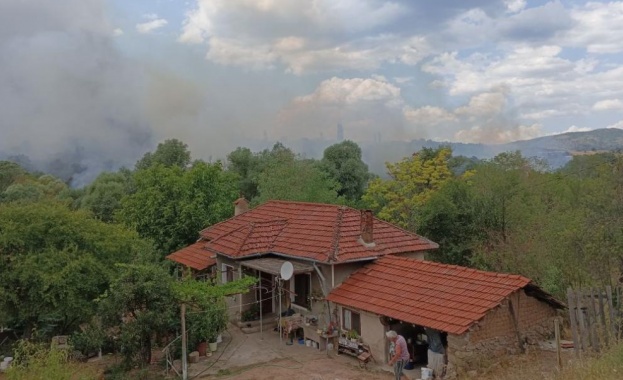 Горят къщи и борова гора в старозагорското село Пъстрово Огнената