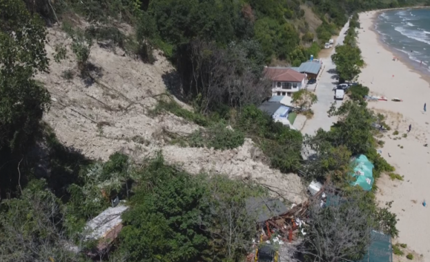Започна оглед на свлачището до Албена където земна маса затрупа