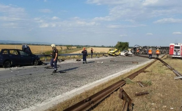 Жена и дете загинаха при тежка катастрофа на автомагистрала Тракия