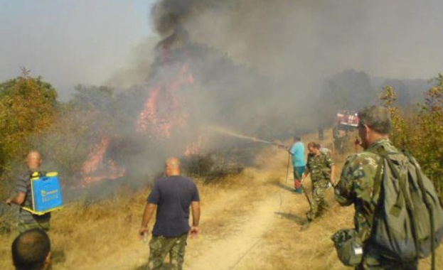 Военнослужещи от Сухопътните войски оказват помощ при гасенето на пожари в областите Стара Загора и Хасково 