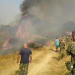 Военнослужещи от Сухопътните войски участват в доизгасяването на пожара във вилна зона Батмиш край Сливен