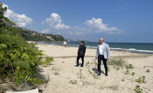 По време на работното си посещение по Черноморието служебният министър