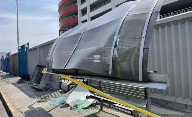 Автобусна спирка беше напълно унищожена при зрелищна катастрофа тази нощ