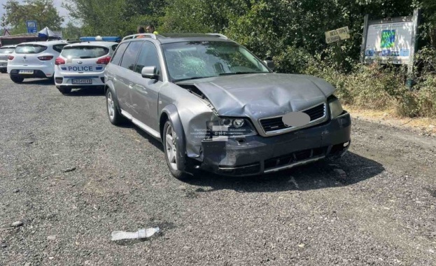 Лек автомобил пълен с нелегални мигранти катастрофира на пътя Созопол