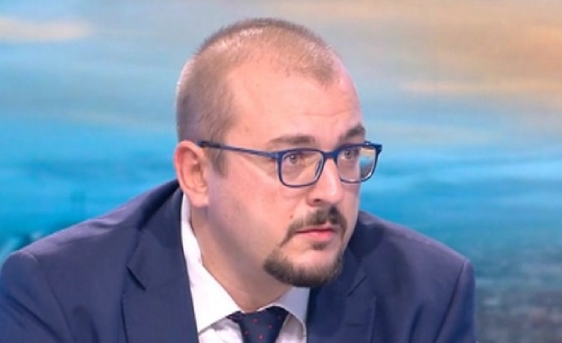 Първата линейка пристига при катастрофиралия автобус на АМ Тракия 15