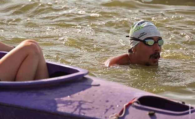 Българин постави нов световен рекорд за плуване без прекъсване в