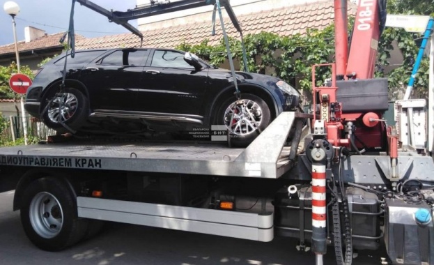 Служител на Държавната автомобилна инспекция в Пловдив свали номерата и