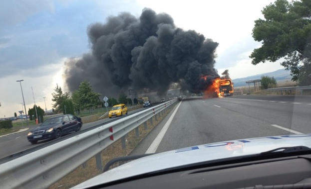 Затвориха АМ Тракия при Бургас заради горящ автобус след 17 30