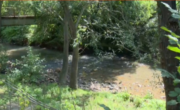 Водоподаването в Своге постепенно се нормализира след като река Искрецка