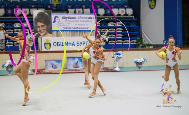 Ансамбълът на България по художествена гимнастика показа новото си съчетание  за Световното първенство в София