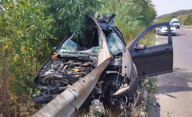 Двама младежи оцеляха по чудо слез зрелищна катастрофа на пътя