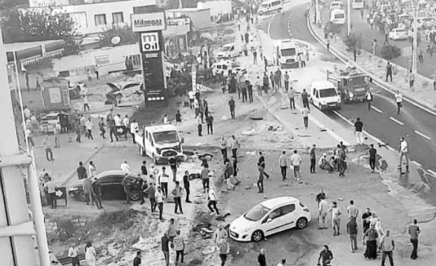 Камион се вряза в тълпа близо до бензиностанция в турския