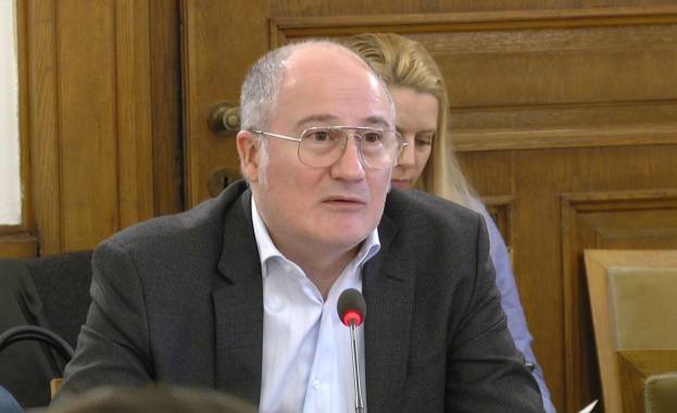 Според мен президентът Румен Радев взима решения за назначенията Мотивът