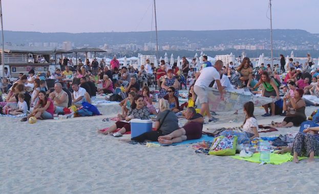 Най-дългата вечеря на плажа се проведе във Варна за осми