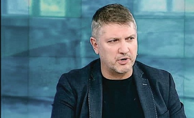 Хората б р пътните фирми са свършили някаква работа която държавата