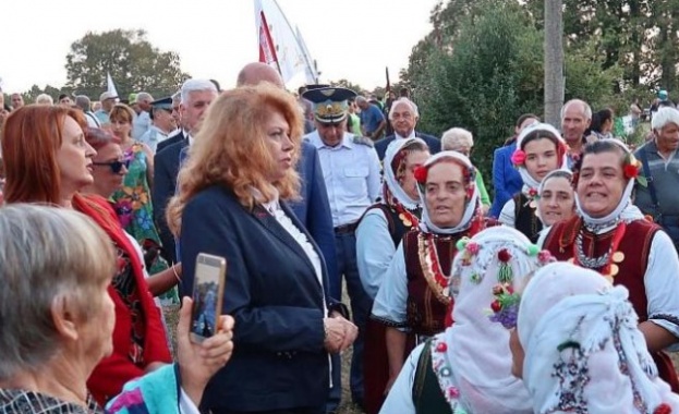 Вицепрезидентът Илияна Йотова почете в местността Петрова нива заедно със