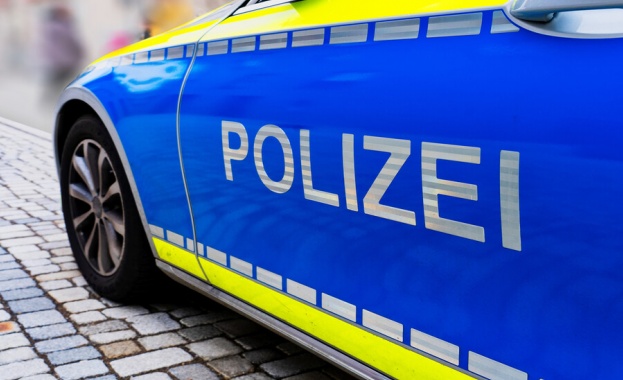 Мъж се вряза с колата на свой познат в сградата