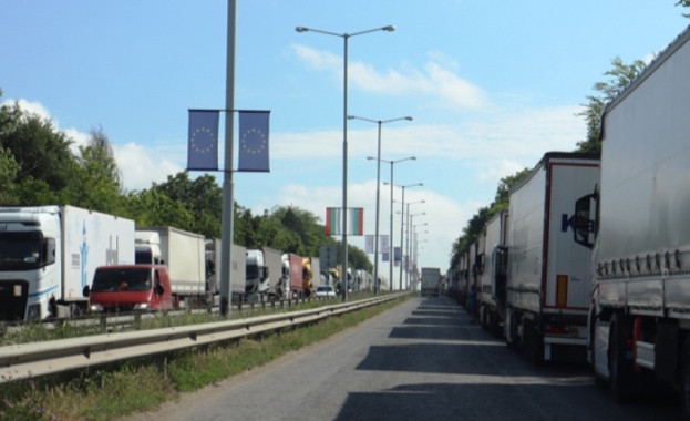 Километрични колони от изчакващи автомобили и тежкотоварни камиони стотици блокирани