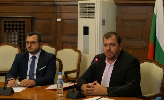 Министърът на земеделието Явор Гечев, представители на синдикатите и национално