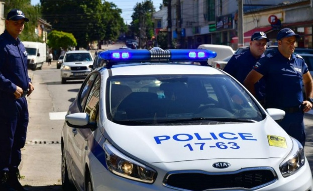 Полицейски сили в няколко града продължават акцията срещу купуването на