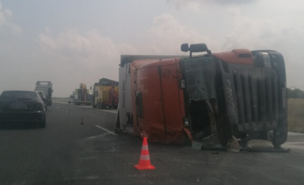 Катастрофа затруднява движението в участък от автомагистрала Тракия в района