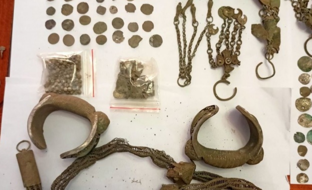 Задържаха голямо количество старинни предмети в поморийско село 
