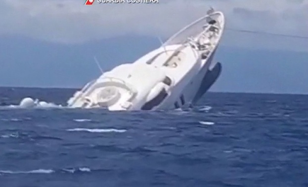 40 метрова суперяхта зрелищно потъна край бреговете на Италия Четиримата пътници