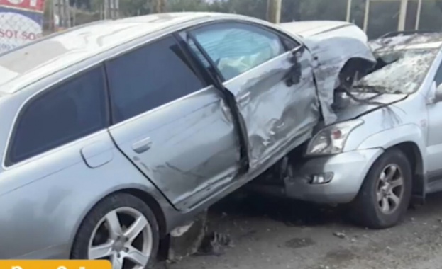 Автомобил с две деца на задната седалка помете микробус и