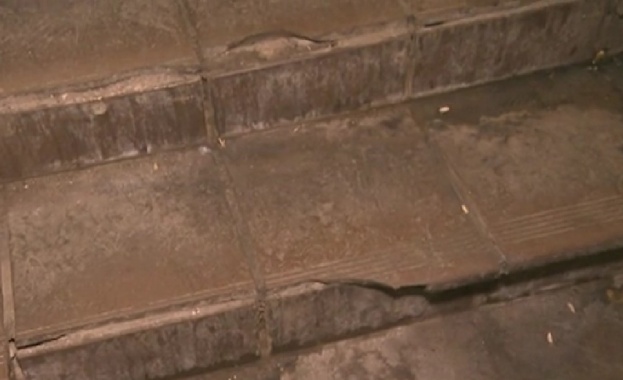 Множество сигнали за лошото състояние на подлез в сърцето на