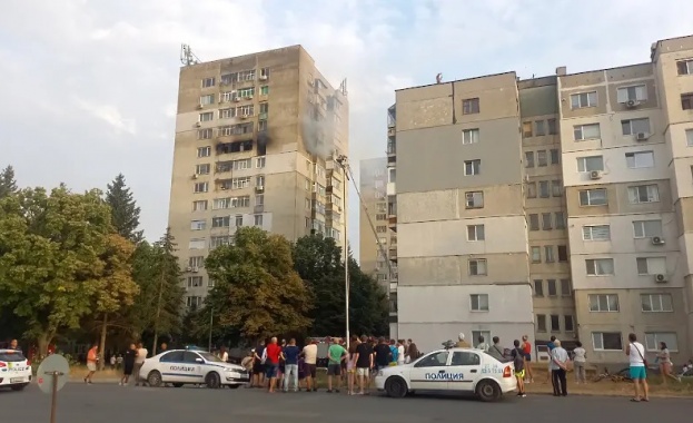 Голям пожар в жилищен блок в Шумен Огнеборци са открили