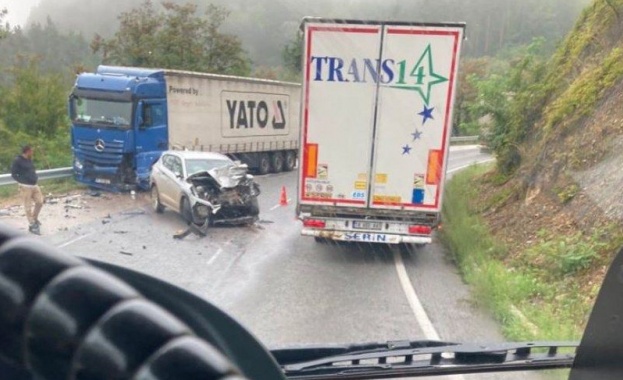 Катастрофа между товарен автомобил и джип затруднява движението в Прохода