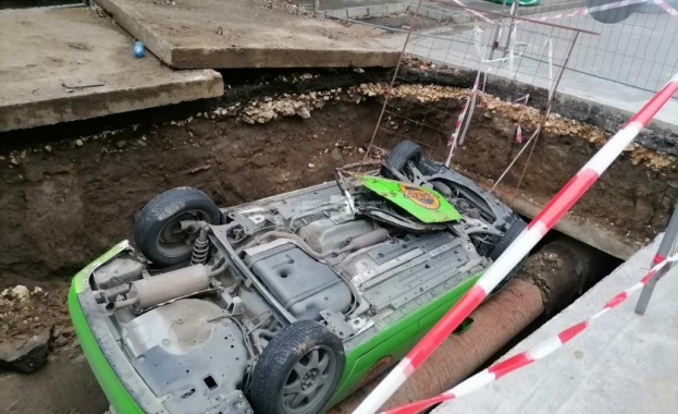 Такси падна в изкоп на "Топлофикация" в Русе Такси падна в изкоп на "Топлофикация" в Русе