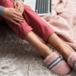 Кои са най-популярните видове чехли и пантофи за дома?