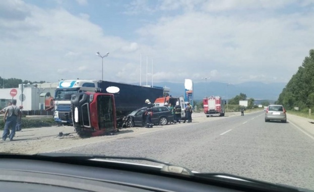 Мъж пострада при катастрофа между микробус и лек автомобил край Банско