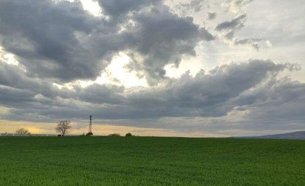 През нощта ще бъде предимно ясно но от запад облачността