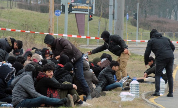 Полицията задържа мигранти пътуващи в джип съобщиха от МВР Те са