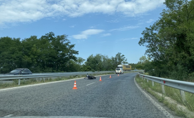 Млад мъж загина с мотора си при катастрофа на пътя