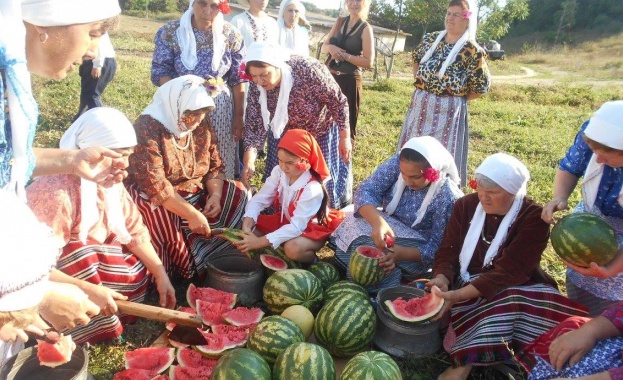 В Смилец спазиха традицията, чествайки празника на динения маджун