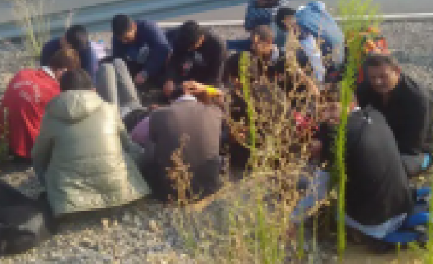Сливенски полицаи задържаха седемдесет мигранти на автомагистрала Тракия съобщи БТА