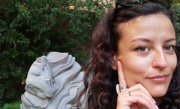 Карина Попова е художник който работи в сферата на фотографията