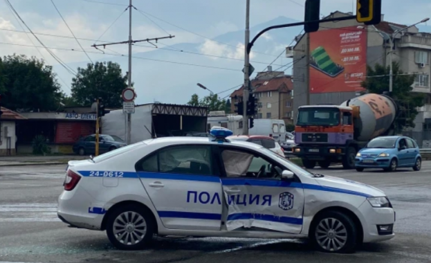 Лек автомобил удари полицейска кола на кръстовището на ул Житница