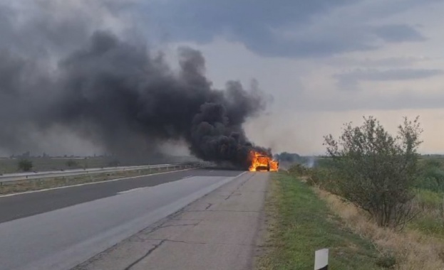 Джип се запали на автомагистрала Тракия около 99 ия километър в