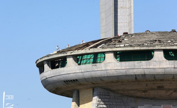 КРОСС Започна обезопасяването на покрива на паметника на Бузлуджа съобщават