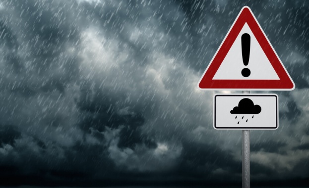 Предупреждение за проливни валежи, бури и опасност от градушки в 7 области днес