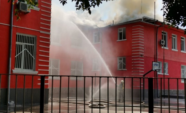 Пожар гори в училище Душо Хаджидеков в Пловдив На този