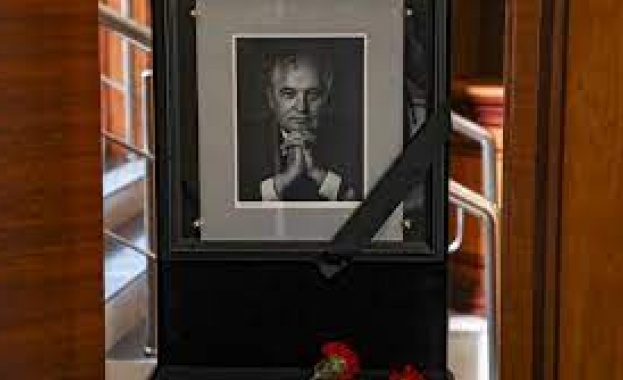 Хиляди московчани се стекоха пред залата с тялото на първия