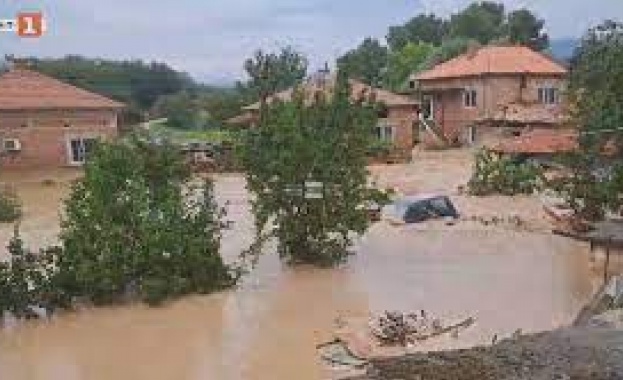 Доброволци продължават да помагат на хората от наводнените села в Карловско